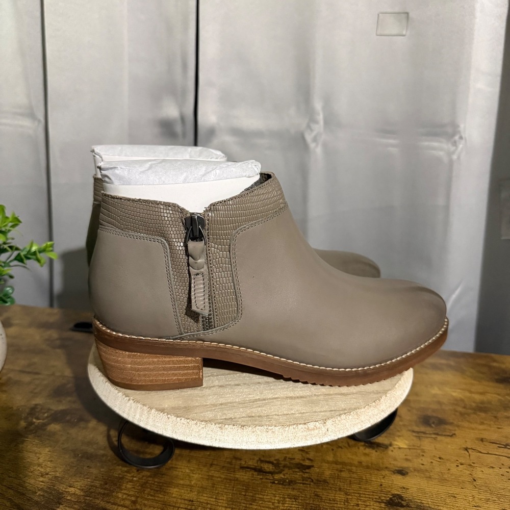 Softwalk Rubi Ankle Booties Women 7N Taupe Round Toe Leather Embossed Casual